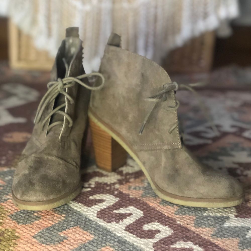 American Eagle Suede Lace-up bootie with wooden heel size 7